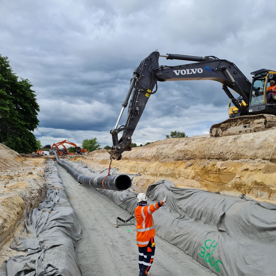 Employee trench digger Image 1